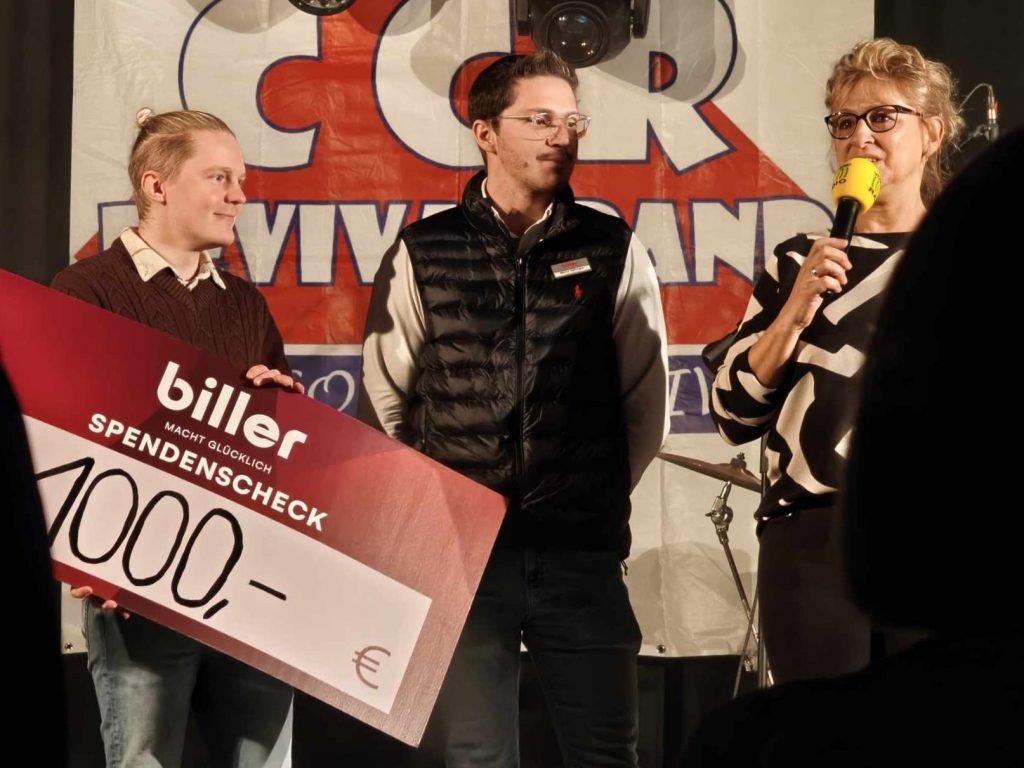 Moderierte Scheckübergabe an Bereichsleitung der Tagesstruktur.